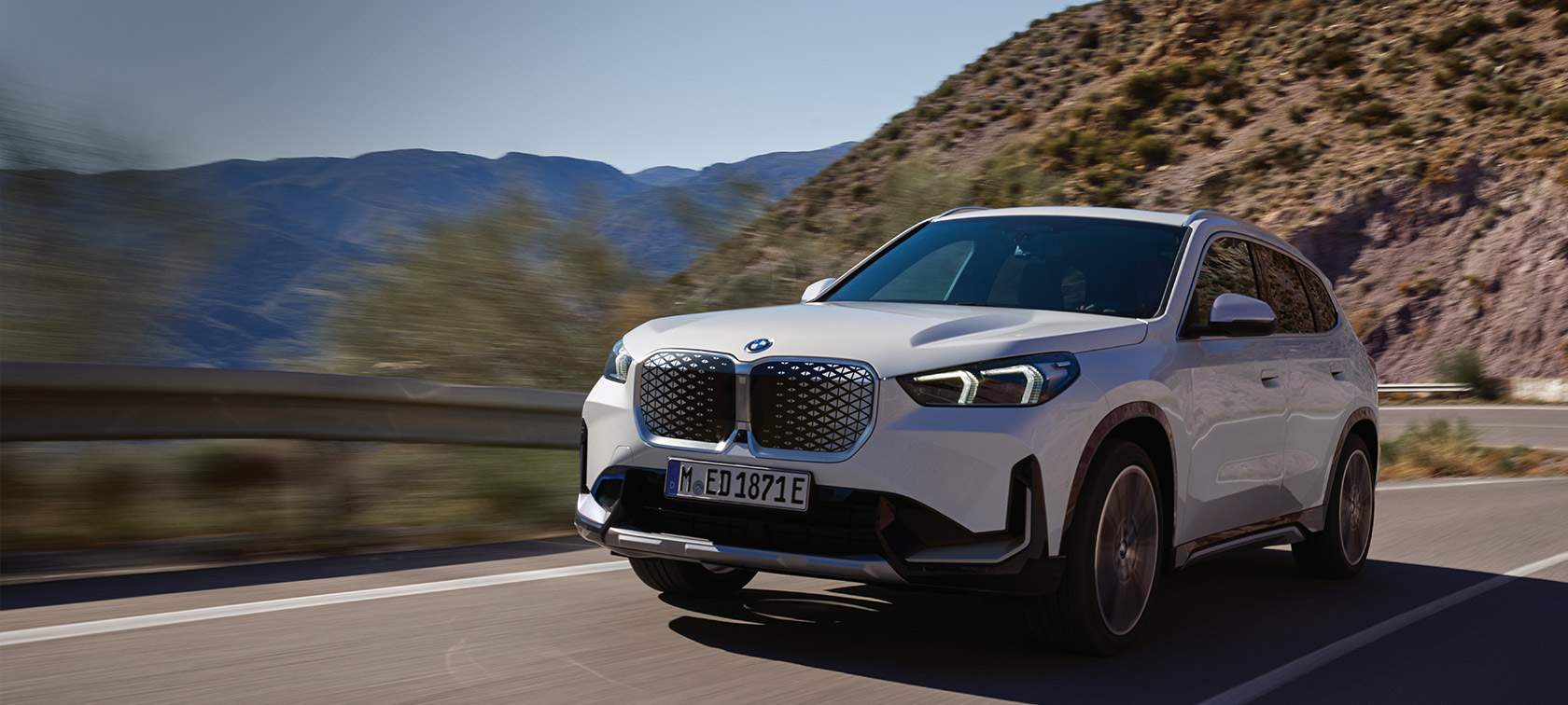 Enter the world of the BMW iX1, where the electric SAV combines sportiness, electric efficiency and innovation to enhance your driving experience.