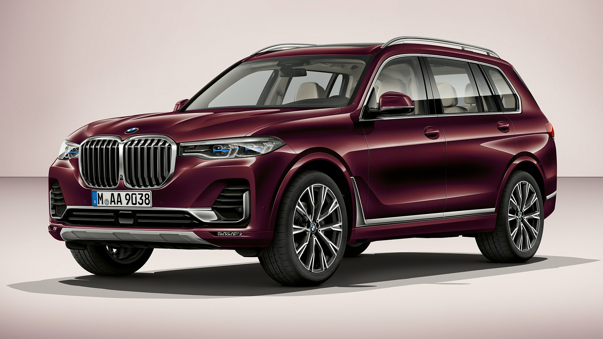 Studio shot of the BMW X7 three-quarter front view as BMW Individual X7 xDrive40i